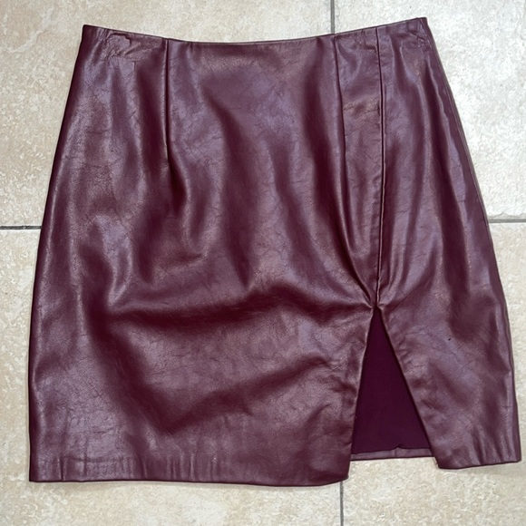 *SOLD* Do+Be Womens Maroon Leather Leg Slit Mini Skirt - Picture 3 of 6